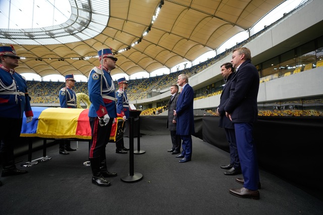Cortegiul funerar cu Mircea Lucescu a pornit: Zeci de mii de oameni, la Biserica Elefterie