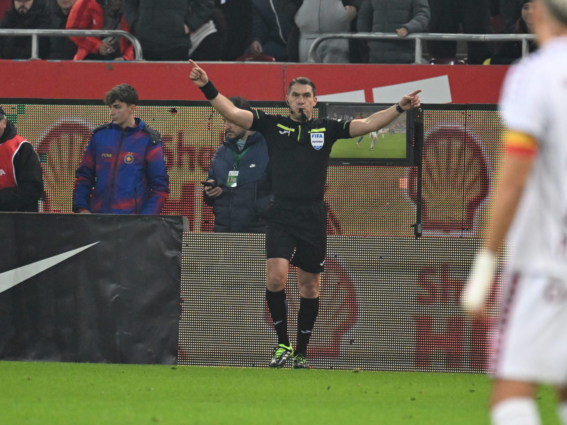 Arbitrul Istvan Kovacs va conduce meciul din Champions League dintre FC Barcelona și Atletico Madrid, stârnind îngrijorări în presa spaniolă
