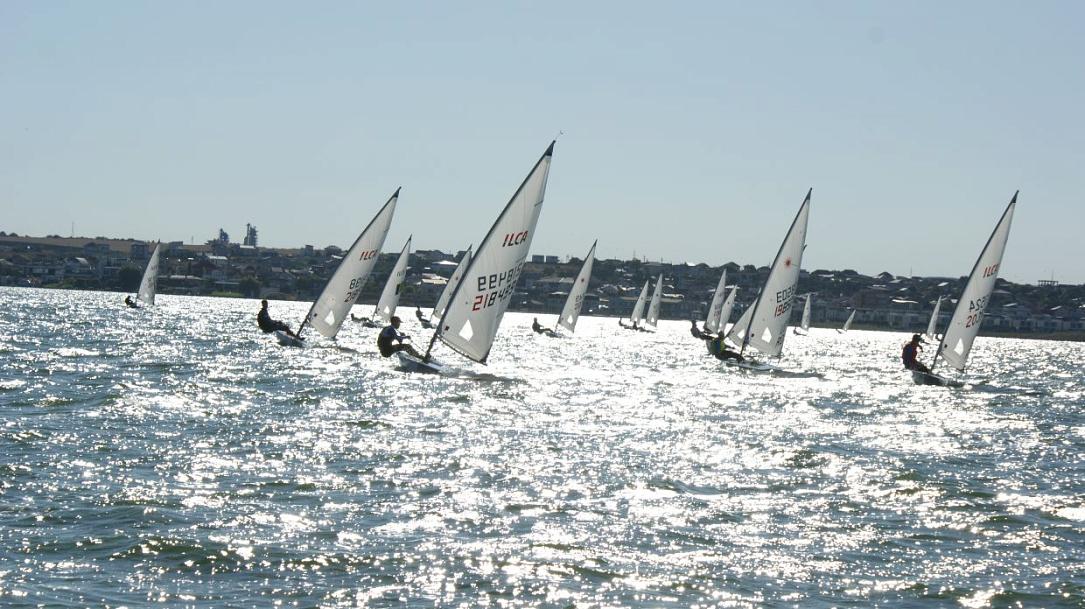 Competiții internaționale de yachting vor anima litoralul românesc în mai Litoralul românesc se pregătește să găzduiască, luna viitoare, două competiții internaționale de yachting