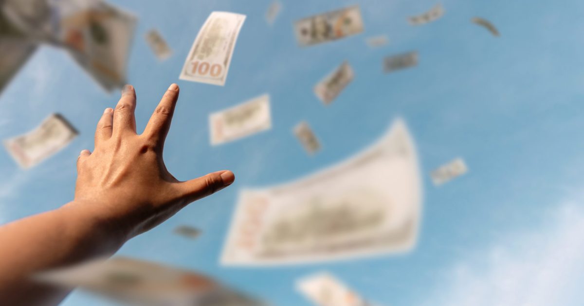 Ceartă monstruoasă în familie: 160.000 de dolari, aruncați de la balcon