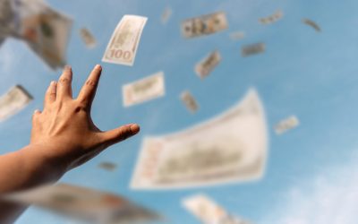 Ceartă monstruoasă în familie: 160.000 de dolari, aruncați de la balcon