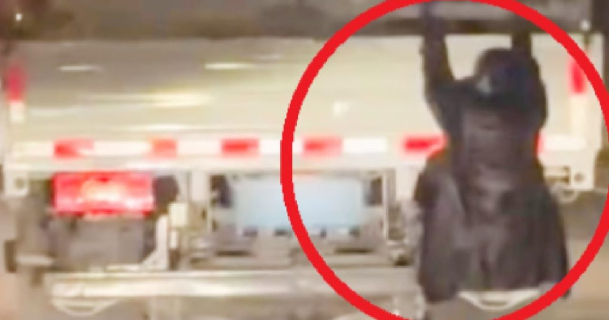 Femeie, Gest Disperat în China: S-a Agățat de Camionul Soțului Infidel