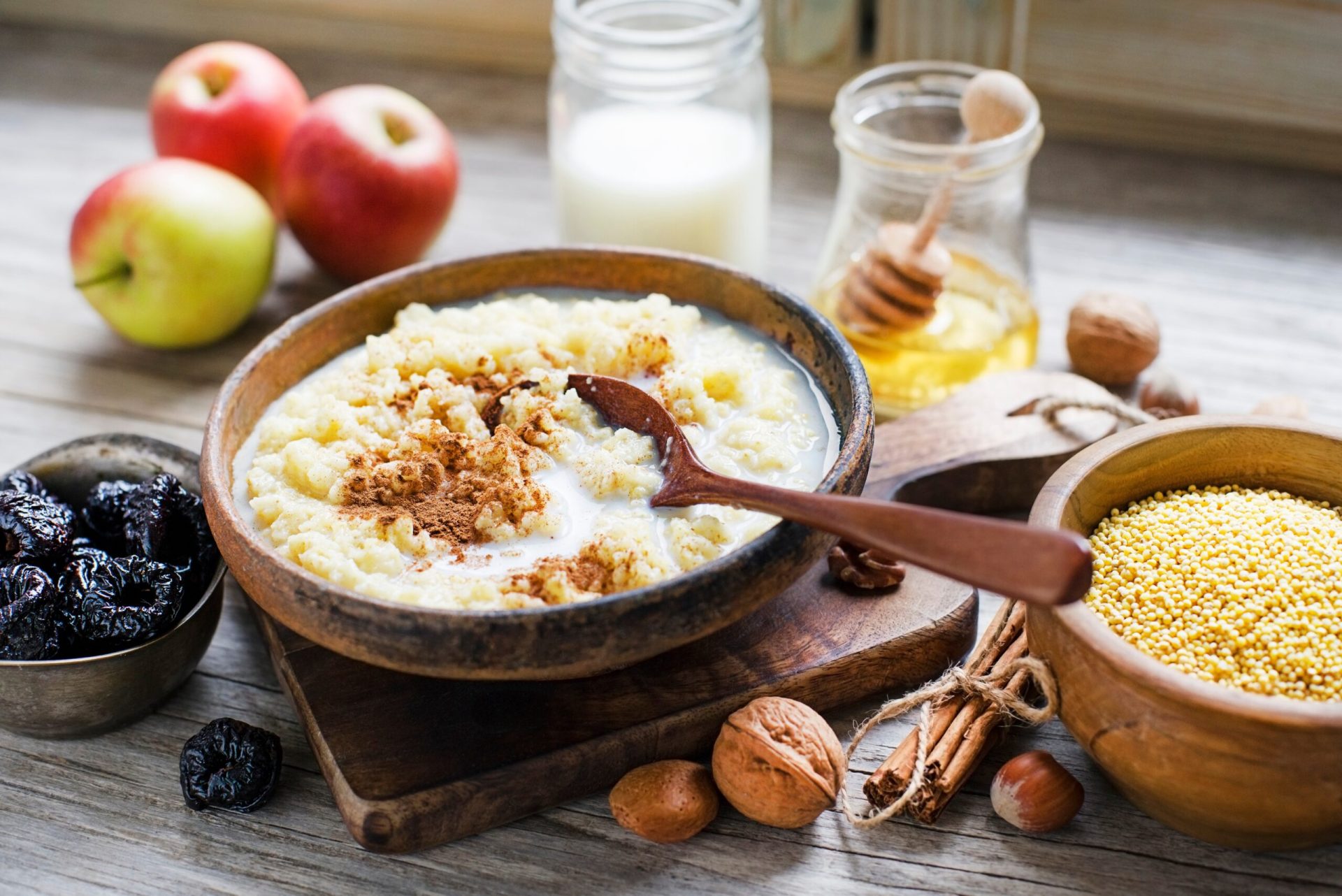 Fibrele, noul trend în alimentație: cât de mult este într-adevăr prea mult? După ani în care proteinele au dominat discuțiile despre alimentație, fibrele par să fi cucerit inimile (și conturile de socializare) ale pasionaților de lifestyle sănătos