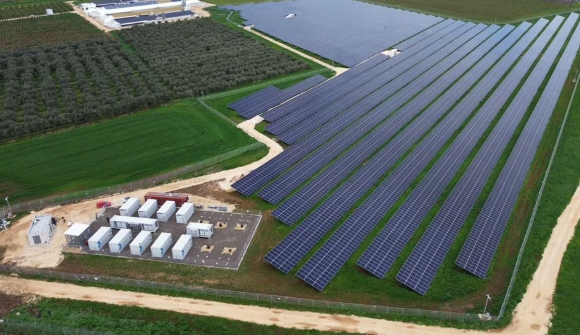 # Baterie uriașă pentru stocarea energiei electrice, aprobată de ANRE lângă parcul fotovoltaic Părău Comitetul de Reglementare al ANRE (Autoritatea Națională de Reglementare în Energie) ar putea aproba, în ședința din 7 aprilie, autorizația de înființare pentru o instalație masivă de stocare a energiei electrice