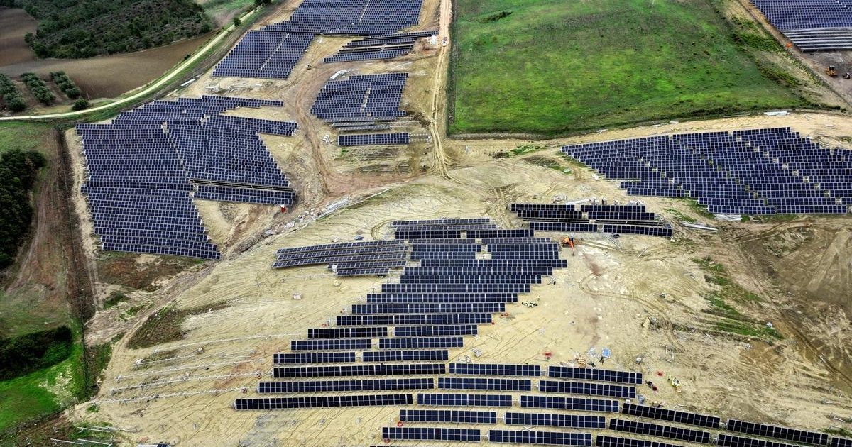 Top constructori de parcuri fotovoltaice: Cine livrează proiecte sigure în România