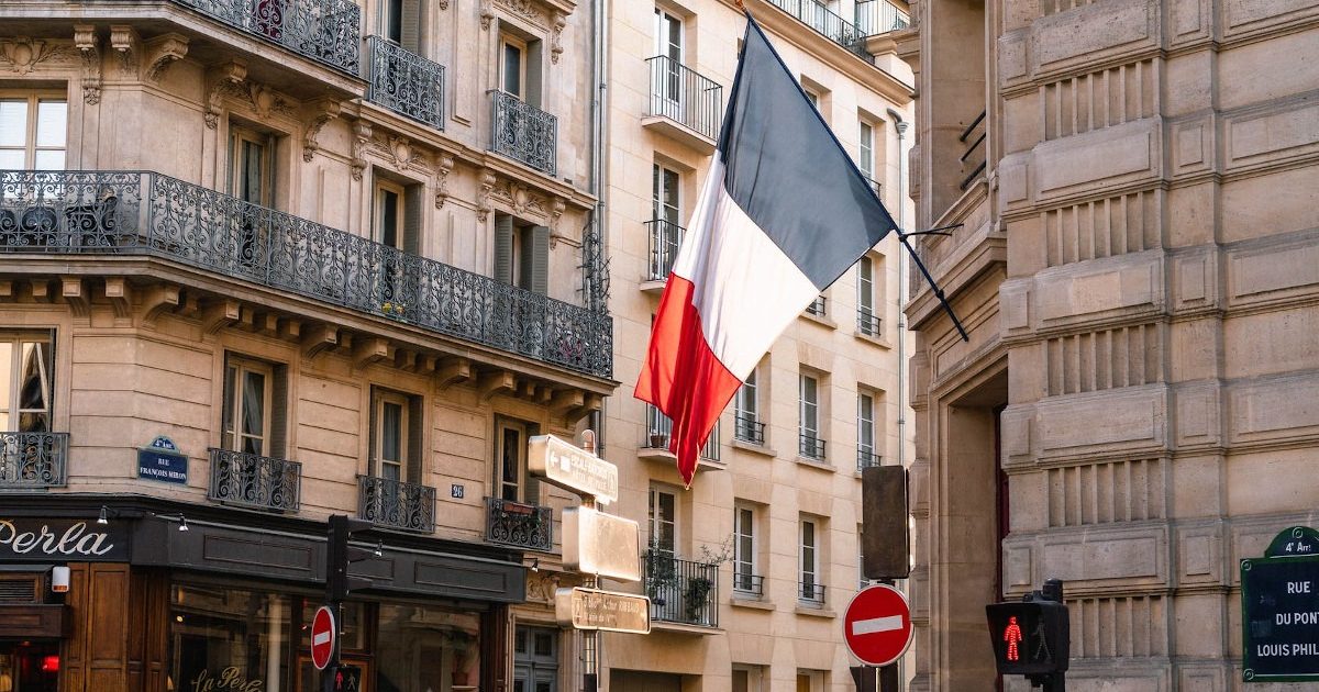 Franța dă o mână de ajutor: Transportatorii, agricultorii și marii consumatori, vizați