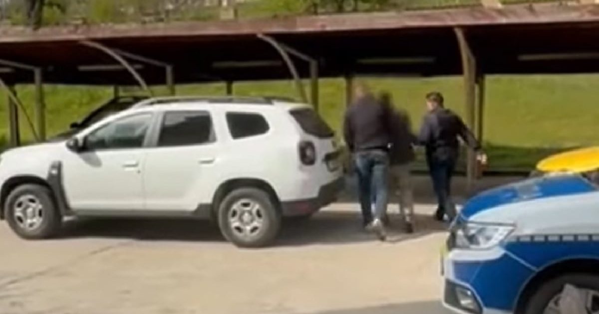Fratele agresor a amenințat cu moartea și l-a lovit pe agent