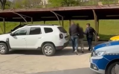 Fratele agresor a amenințat cu moartea și l-a lovit pe agent
