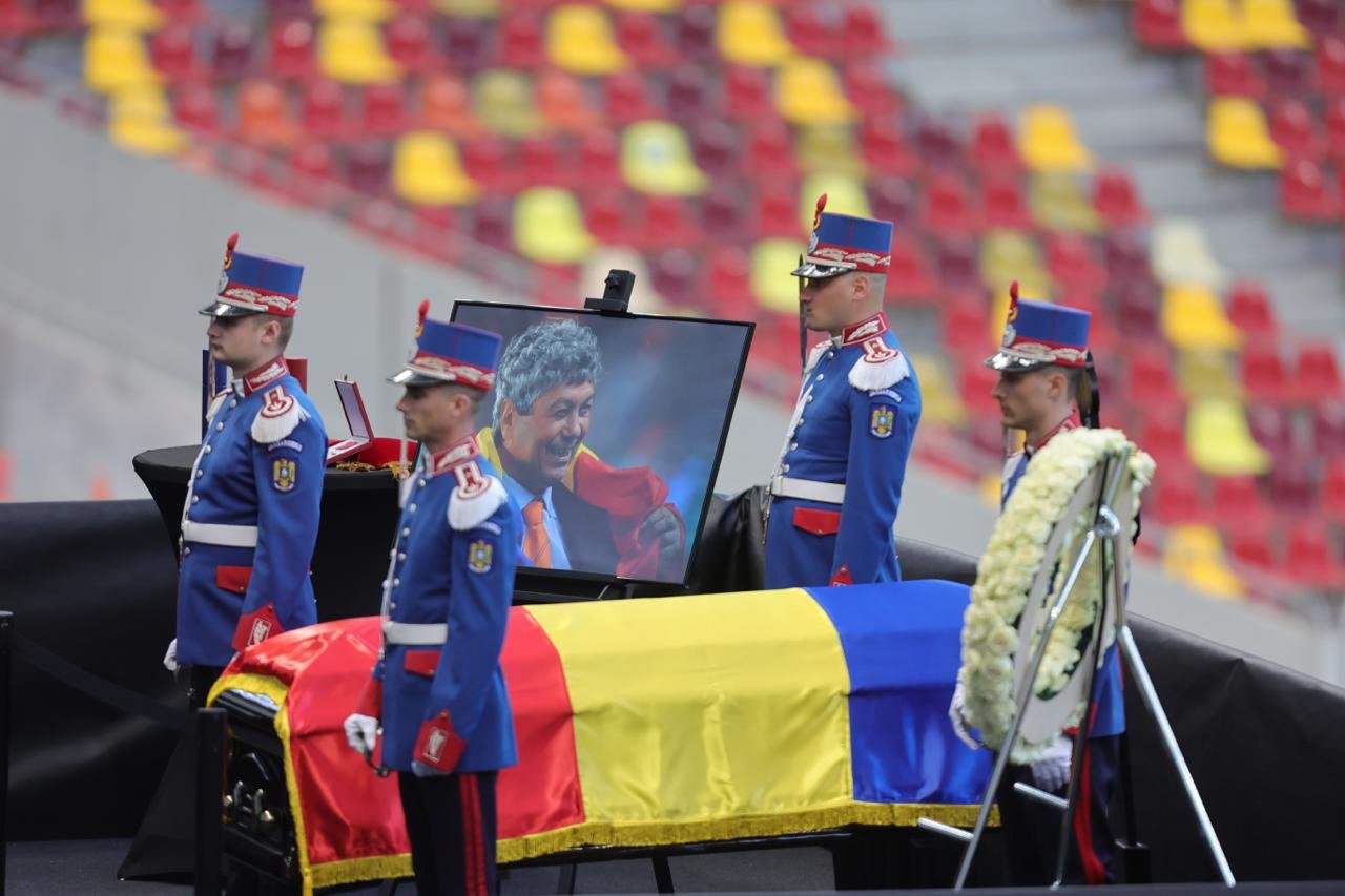 Trupul neînsuflețit al lui Mircea Lucescu, fostul selecționer al echipei naționale de fotbal a României, este expus la Arena Națională