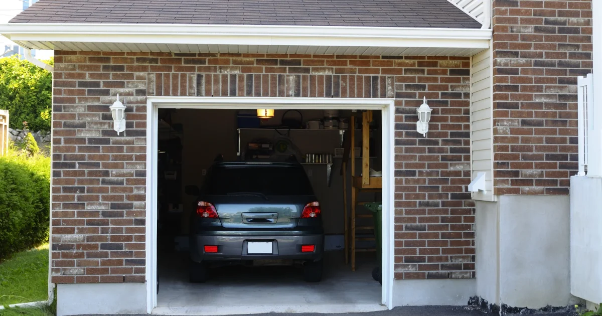 Garaj în curte? Românii, atenție la noile reguli de distanță și înălțime!