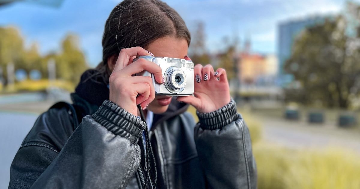 Mileniali vs. Generația X: Cine sunt „hibridul” din România?