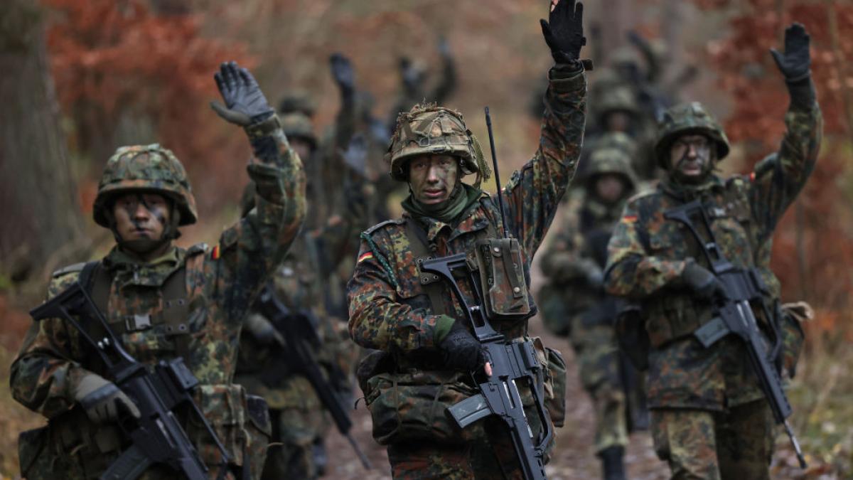 Germania reintroduce controlul deplasărilor în străinătate pentru bărbații cu vârste între 17 și 45 de ani BERLIN – Cetățenii germani de sex masculin cu vârste cuprinse între 17 și 45 de ani vor avea nevoie de aprobarea Forțelor Armate Germane (Bundeswehr) pentru a călători în străinătate pentru mai mult de trei luni
