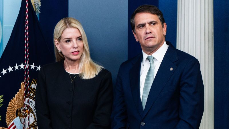 Pretențiile neobosite ale președintelui Trump de a controla procesul de justiție, combinate cu ambițiile sale personale și dorința de a se răzbuna, au ajuns, în cele din urmă, la îndepărtarea doamnei Pam Bondi din funcția de procuror general