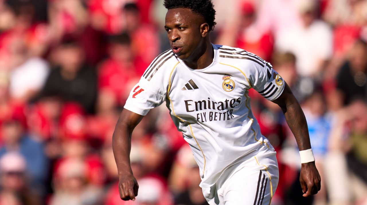 Impresionantul atacant brazilian, VINICIUS Junior, a reiterat recent intenția sa de a rămâne la REAL Madrid pentru o perioadă lungă de timp, confirmând că negocierile pentru prelungirea contractului sunt în curs