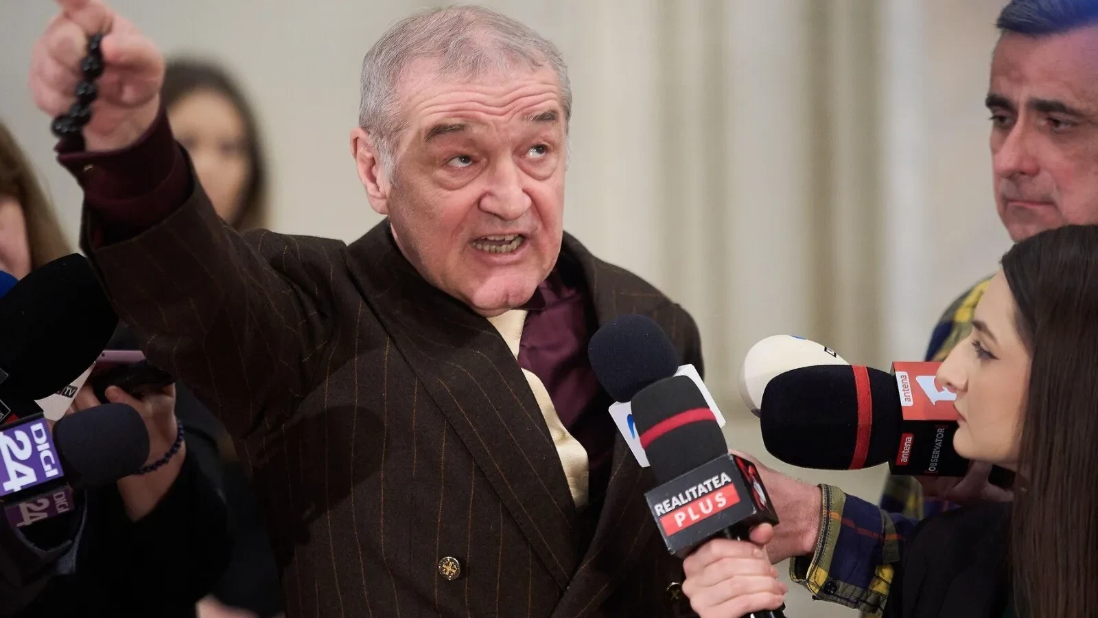 Neurochirurgul-preot Ștefan Mindea a fost trimis în judecată pentru înșelăciune, după ce Parchetul de pe lângă Judecătoria Iași a stabilit că medicul ar fi indus în eroare un pacient pentru a obține sume importante de bani