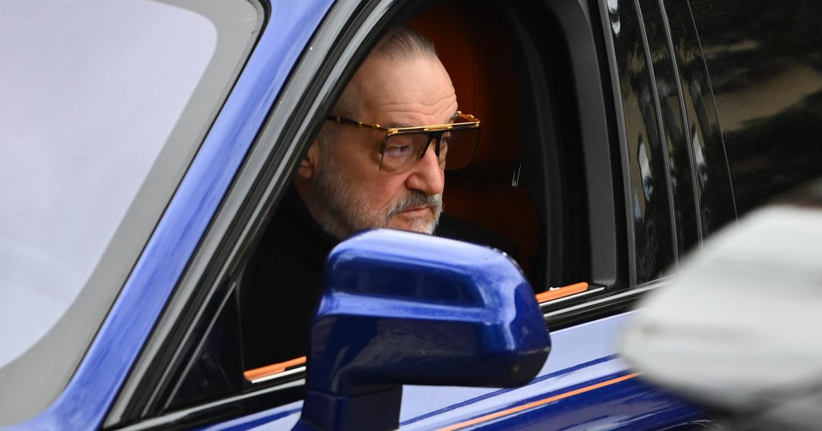 El este „omul care se ocupă”: Cine trage sforile în spatele scenei?