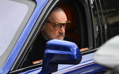 El este „omul care se ocupă”: Cine trage sforile în spatele scenei?