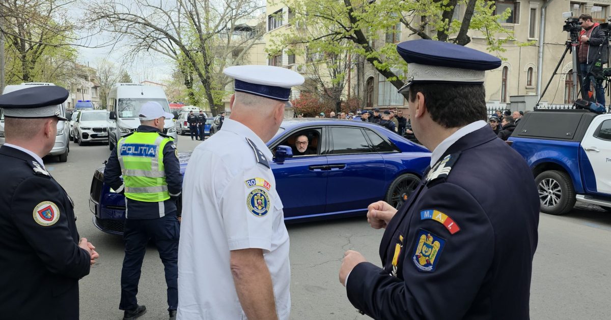 Vineri, 10 aprilie 2026, Gigi Becali a fost oprit de polițiști în drum spre Biserica Sfântul Elefterie din București, unde are loc slujba de înmormântare a lui Mircea Lucescu