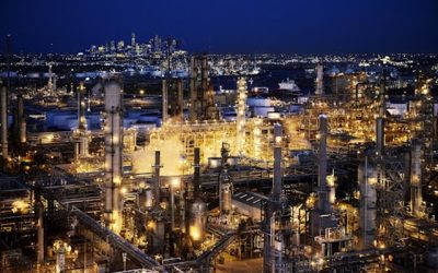 Războiul cu Iranul: Combustibilii SUA, ceruți pe glob. Rafinăriile, pe plus