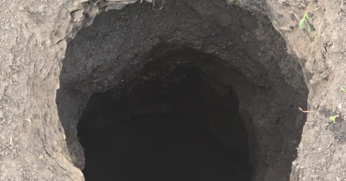 Groapă LETALĂ de 10 metri în NEAMȚ: Emană CLOR și sperie locuitorii