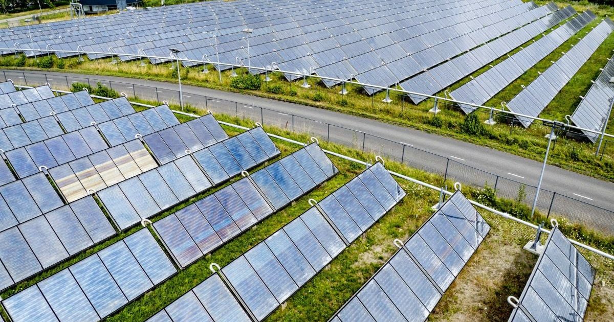 Localnicii, revoltați de un proiect uriaș: 180.000 de case, energie, tensiuni mari