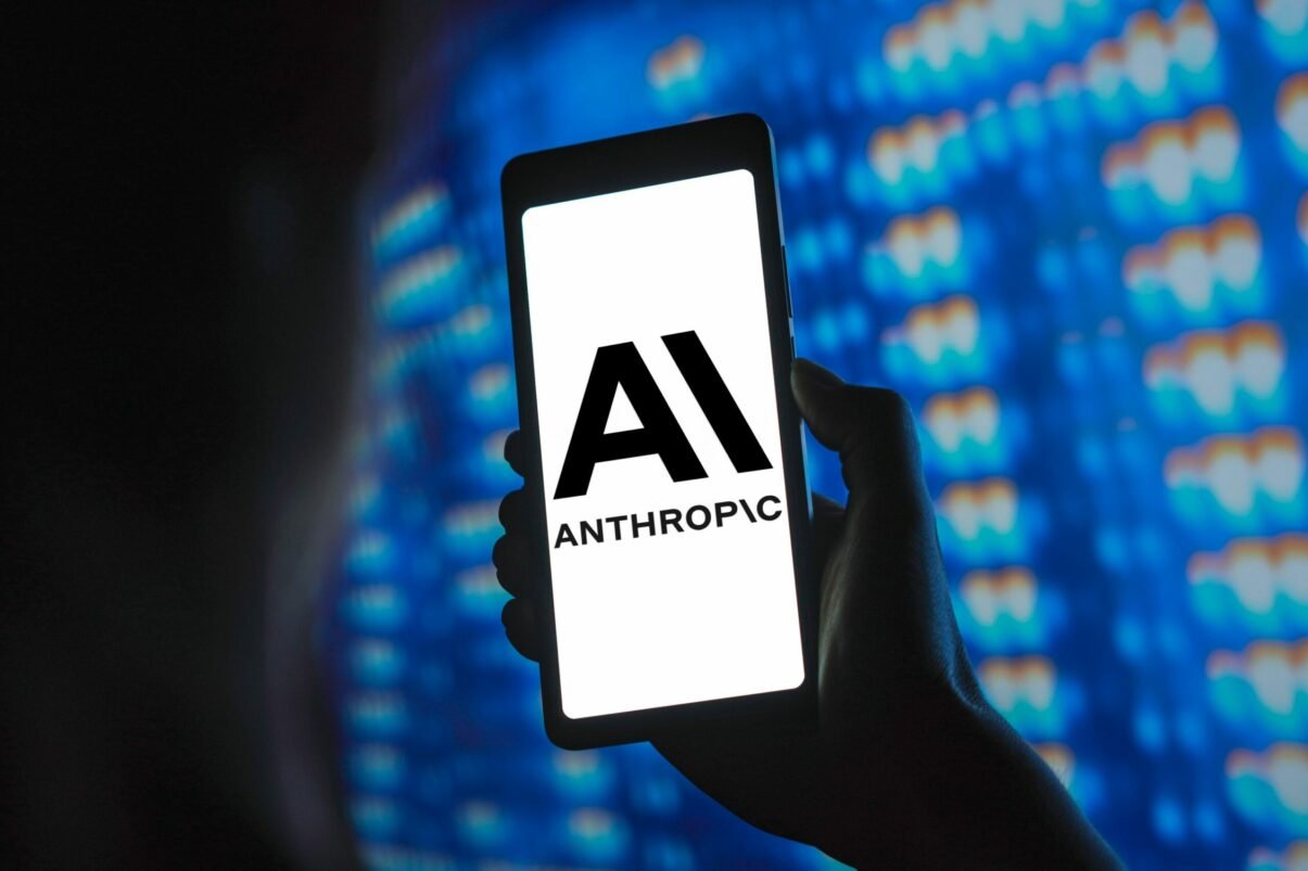 Anthropic, creatorul modelului de inteligență artificială generativă Claude, a anunțat o creștere „exponențială” a veniturilor sale, depășind pentru prima dată veniturile principalului său rival, OpenAI