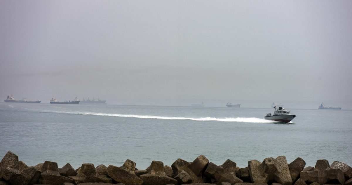 Iranul sfidează: Focuri de armă la strâmtoarea Ormuz, navele în pericol