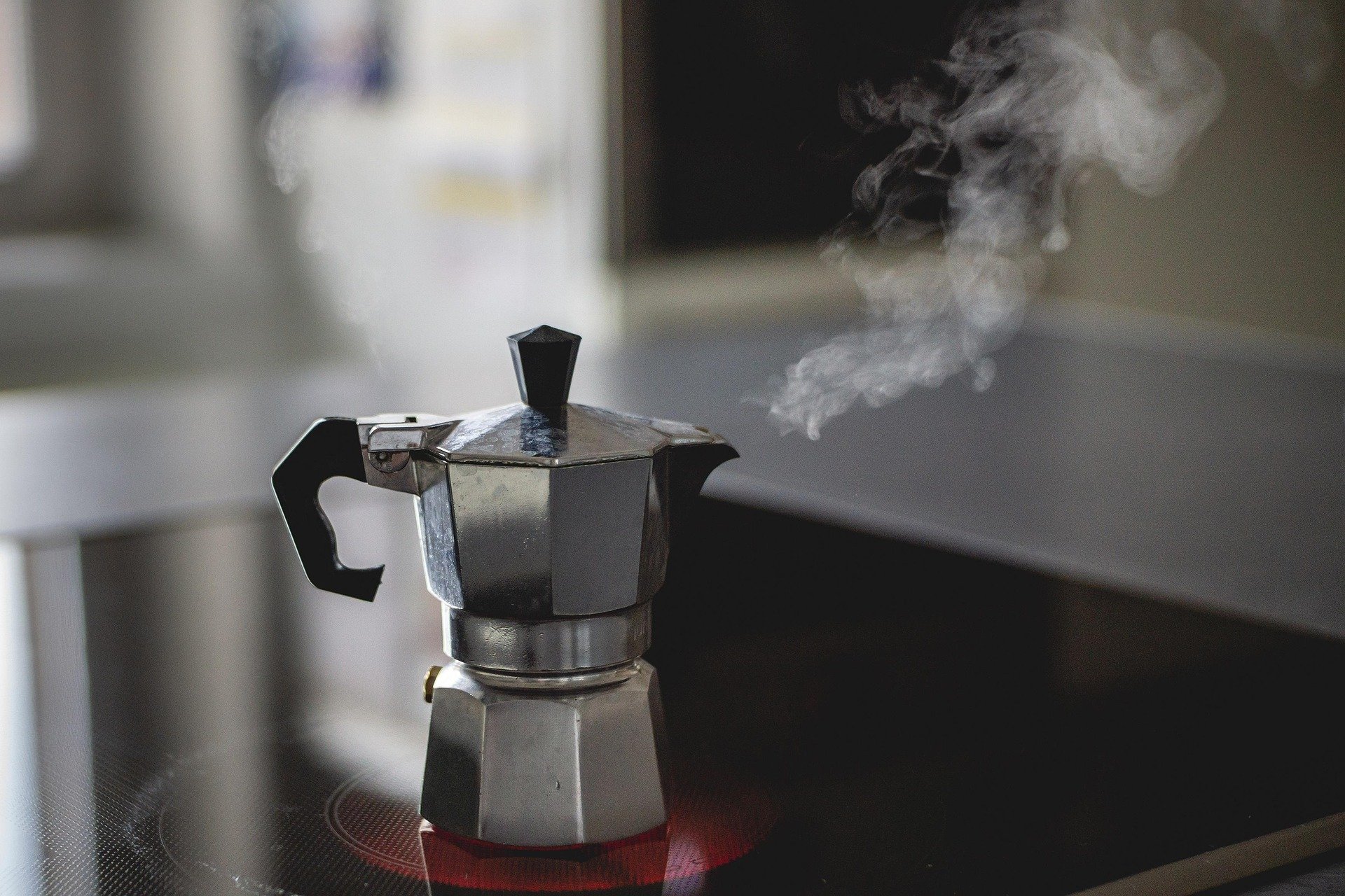 Cafeaua preparată la moka, un aparat italian omniprezent în bucătăriile românești, poate fi o sursă de satisfacție sau dezamăgire