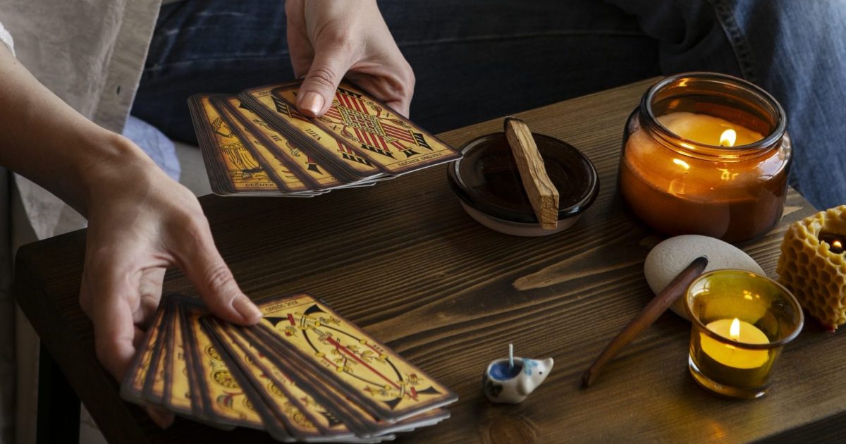 Rusia, revoltată: Refuză interzicerea reclamelor pentru vrăjitoare și astrologi