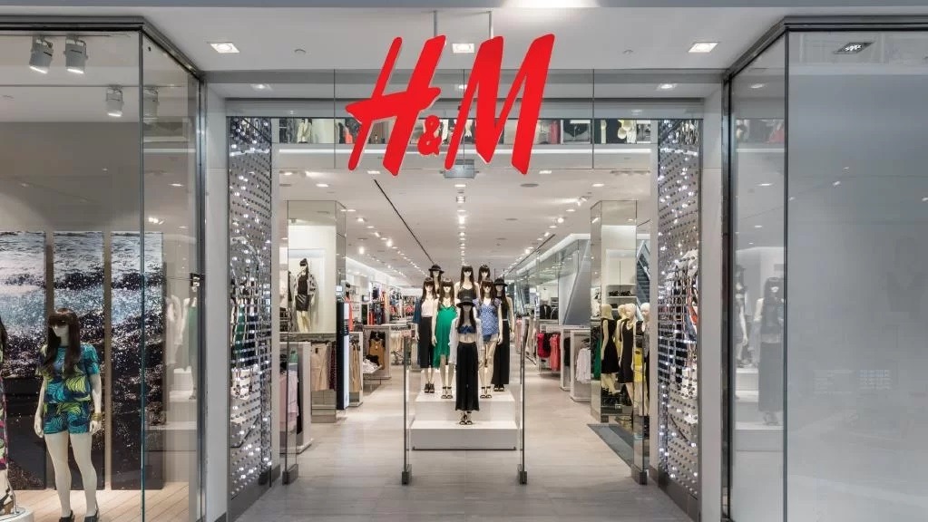 H&M închide 160 de magazine: Criza lovește Rapid ”moda” globală