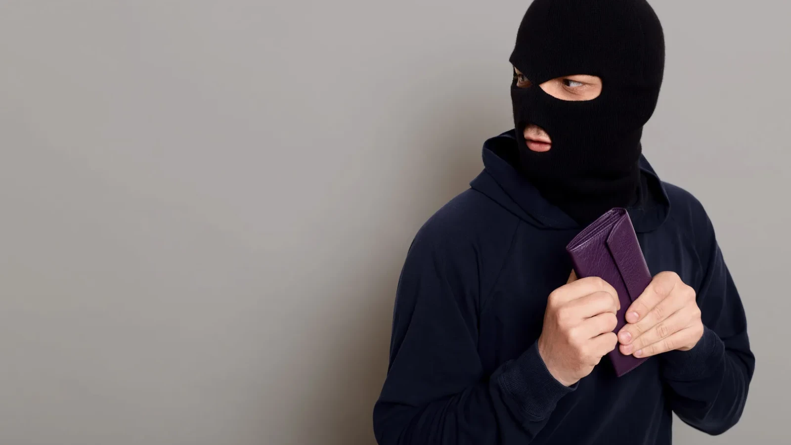 Habib Beye, antrenorul echipei Olympique Marseille, a fost victima unui jaf la domiciliul său din Franța