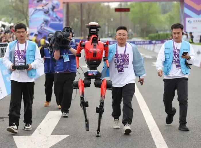 Robotul „alergător” spulberă recordul la semimaratonul din Beijing (VIDEO)