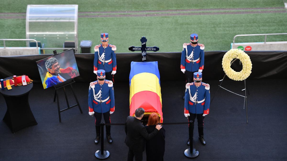 Sicriul cu trupul neînsuflețit al lui Mircea Lucescu a fost depus la Arena Națională din București, oferind un ultim prilej de omagiu pentru fanii și apropiații legendei fotbalului românesc