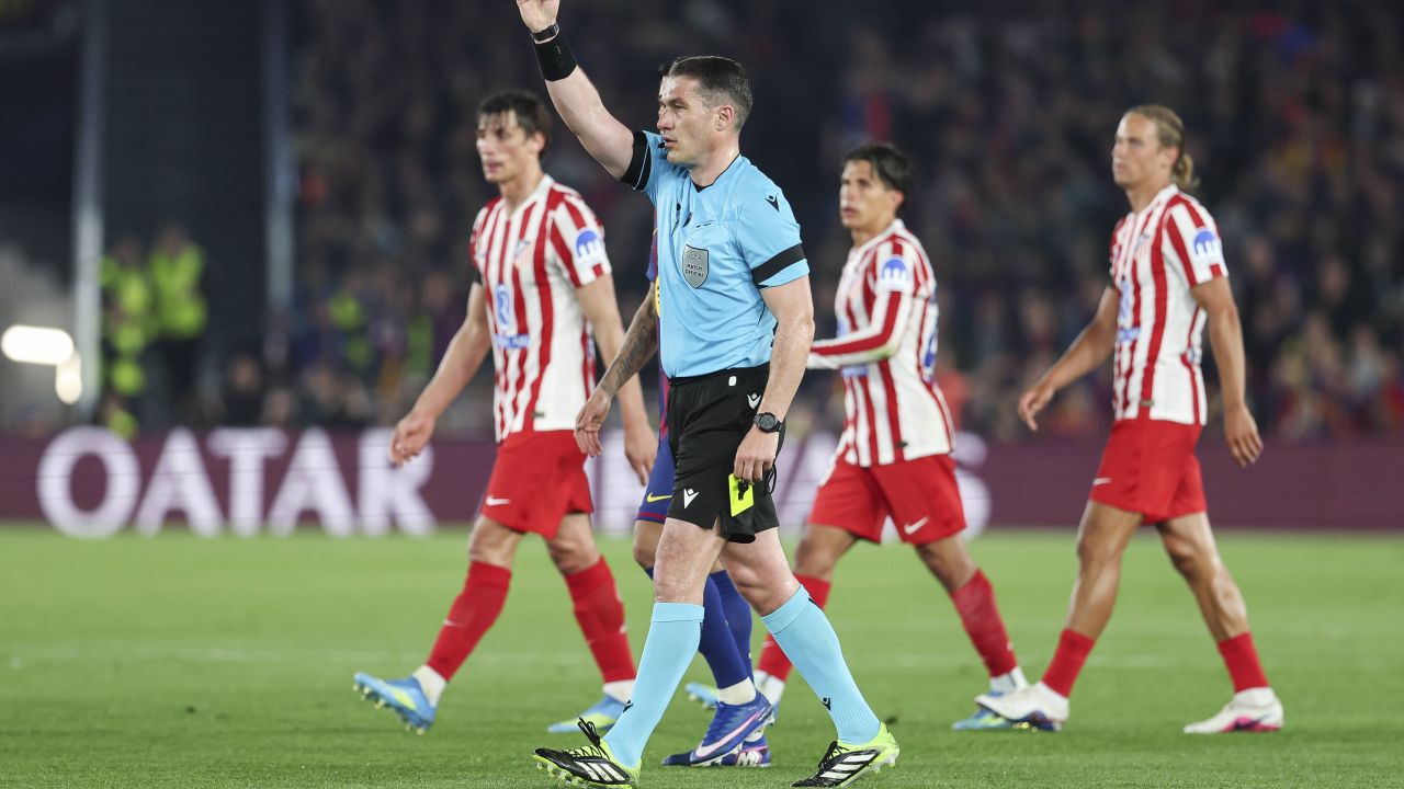Suporterii Barcelonei au explodat pe rețelele de socializare după un moment controversat din meciul cu Atletico Madrid, în care arbitrul Istvan Kovacs nu a acordat o lovitură de pedeapsă