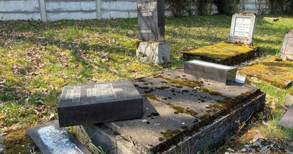 Monumente funerare vandalizate la Reghin: Poliția a deschis dosar penal