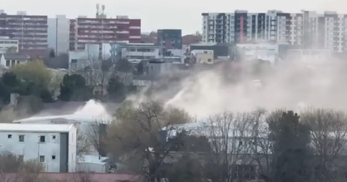Incendiu devastator la Constanța: Flăcările au mistuit un bloc întreg