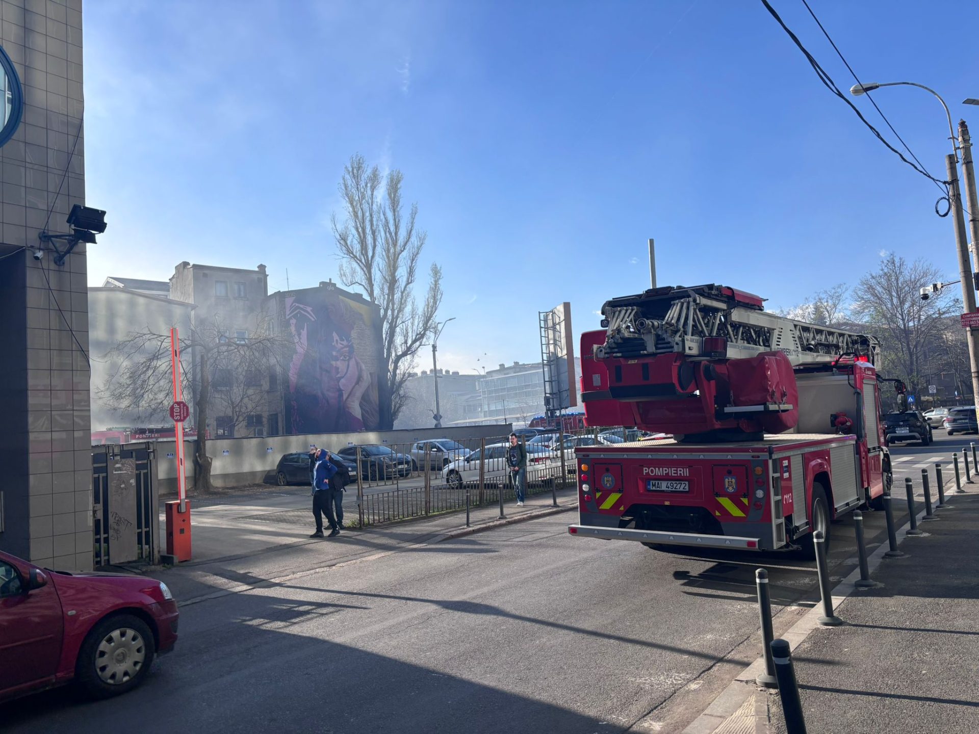 Un incendiu a izbucnit pe Bulevardul Iancu de HUNEDOARA din capitală, afectând o clădire și imobilul vecin