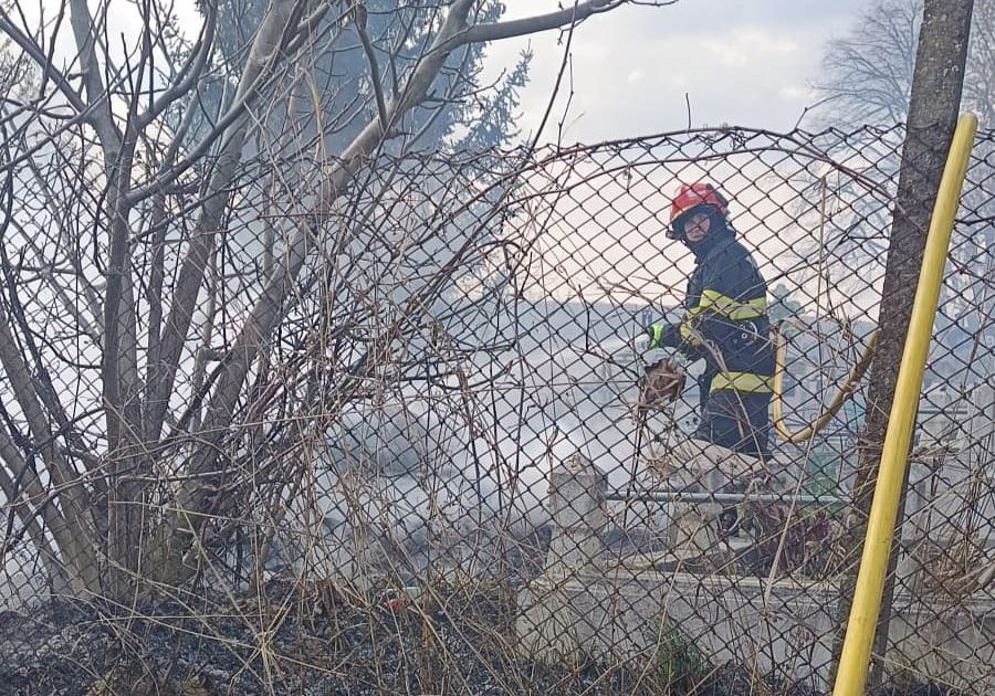 Incendiu devastator într-un cimitir din Botoșani: Flăcările au pornit de la o lumânare
