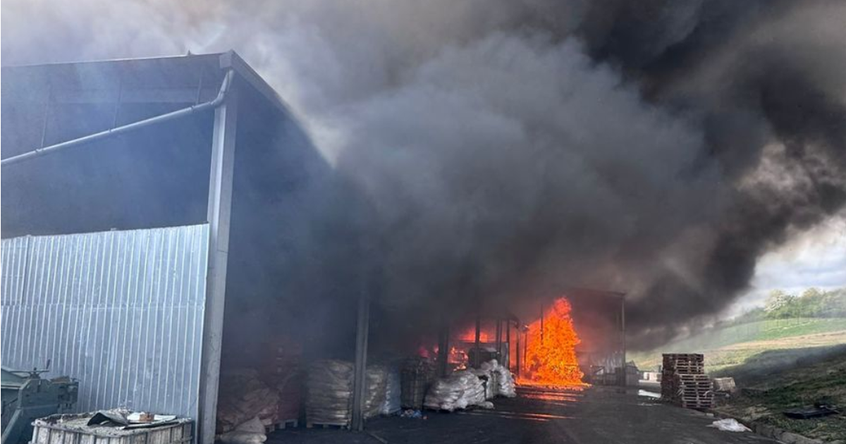 Hala de 800 mp, mistuită de flăcări puternice