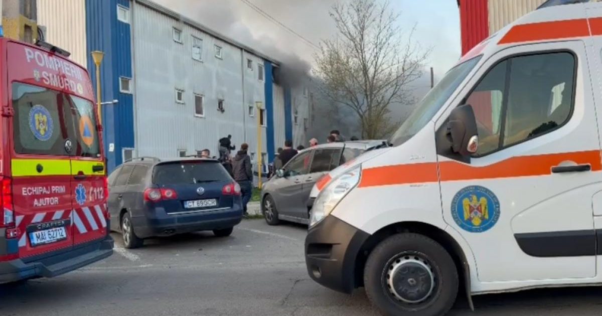 Incendiu devastator la un bloc social din Constanța: 9 victime, 4 copii internați