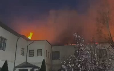 Foc puternic la Mănăstirea Bistrița: 10 autospeciale intervin pentru a salva chiliile