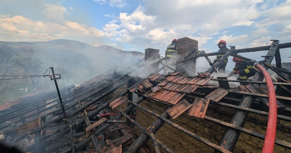 Incendiu devastator la Nehoiu: Proprietarul, salvat de pompieri după stop cardiac
