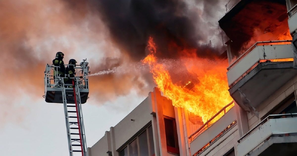 Incendiu la Cluj-Napoca: 20 de persoane evacuate de urgență din blocul cu fum