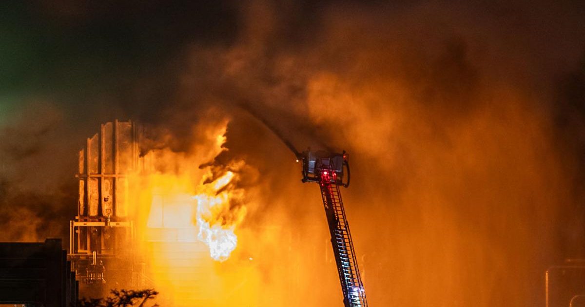 Incendiu masiv la o rafinărie din AUSTRALIA: 10% din combustibil, în pericol