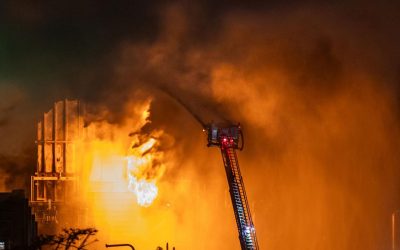 Incendiu masiv la o rafinărie din AUSTRALIA: 10% din combustibil, în pericol