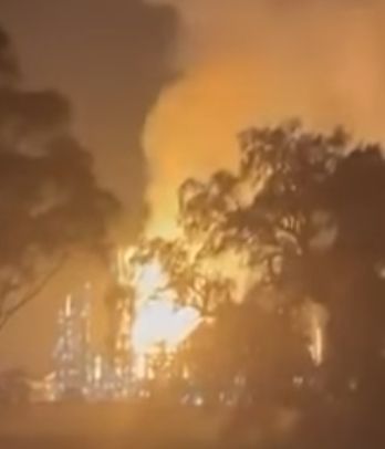 Incendiu violent la o rafinărie din AUSTRALIA: Flăcările au cuprins instalațiile