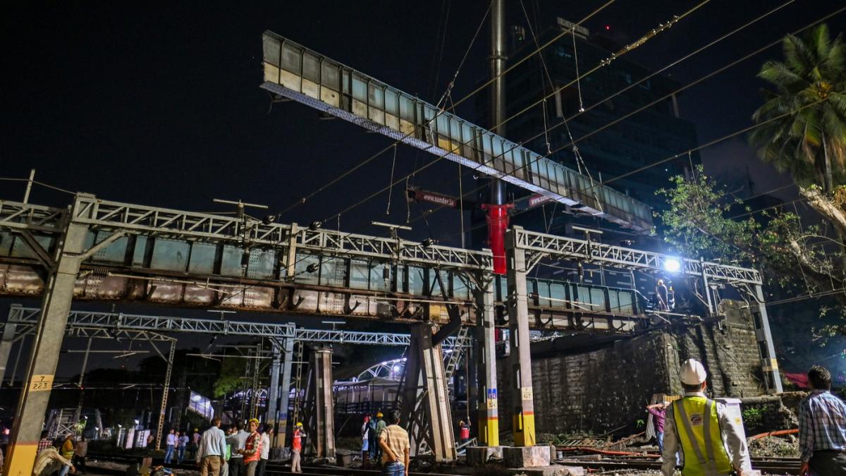 Un pod istoric din India, construit de britanici, demolat pentru o autostradă Un pod din Mumbai, India, construit în 1913 în perioada colonială britanică, a fost demolat peste noapte