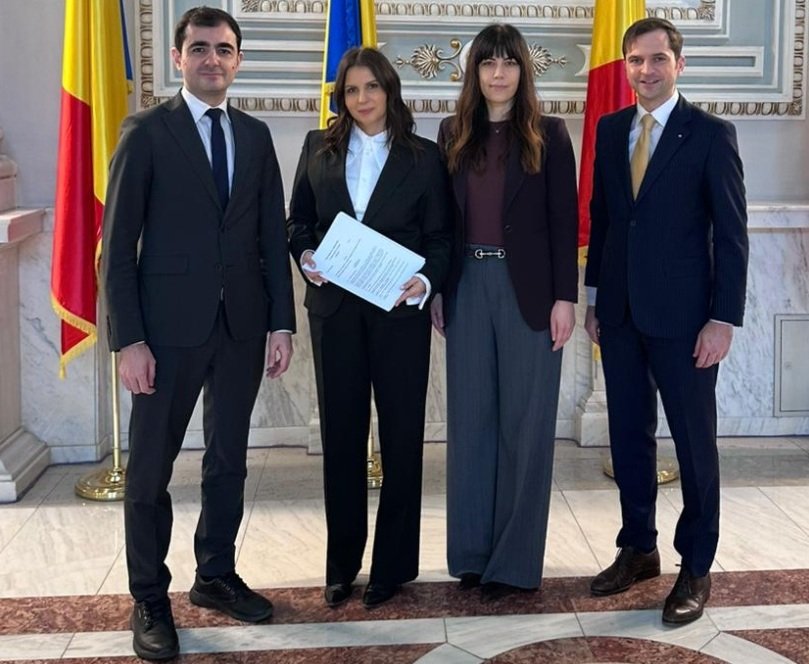 Un proiect legislativ care vizează introducerea în România a unor conturi de pensii private asemănătoare cu cele de tip 401(k) și IRA (Individual Retirement Account) din Statele Unite ale Americii, a fost semnat de parlamentari de la PNL, USR, PSD, AUR, UDMR și deputați neafiliați