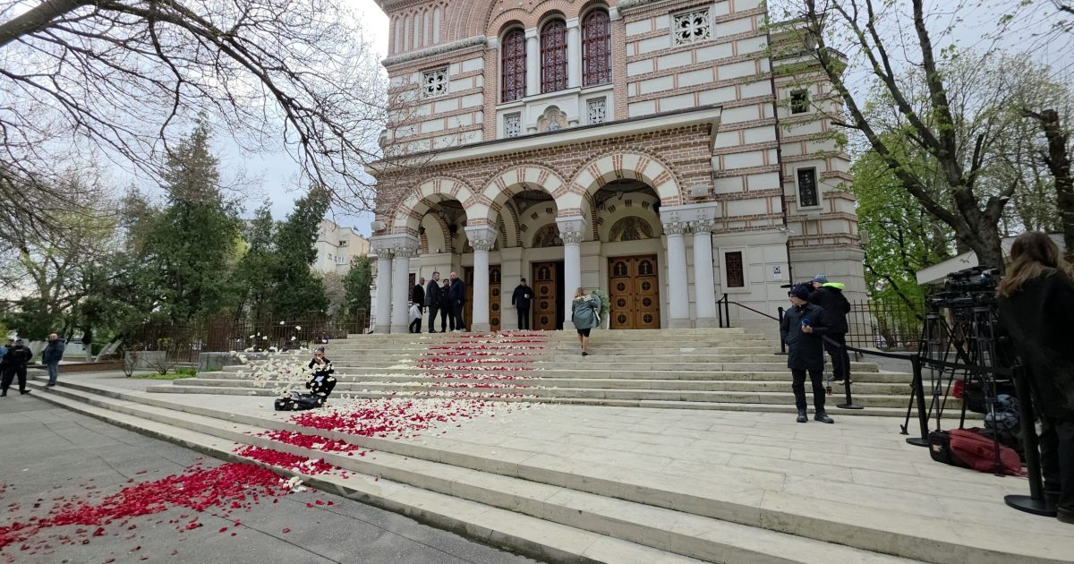 Ceremonie impresionantă: Mircea Lucescu, condus pe ultimul drum la biserica Elefterie