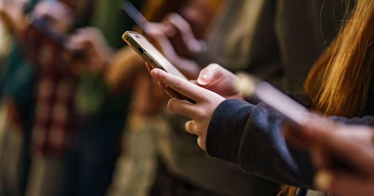 Europa: Țări care vor interzice Facebook, Instagram și TikTok minorilor